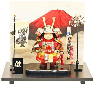 「五月人形 健ちゃんシリーズ・健ちゃん(大鎧着) お祝い飾り」です。
人形工房天祥のオリジナルお五月人形は、人形職人の匠の“公司作”の手づくりのお人形です。
名匠・齊藤公司は、弊社・工房天祥の会長でもあり、経済産業省認定・岩槻人形伝統工芸士、埼玉県認定伝統工芸士、日本人形協会認定・節句人形工芸士です。
●子供の姿のお人形は、大人の武将を模ったものよりも飾りやすいと大人気!
●着用鎧:「正絹の赤糸裾濃威」、豪華で華やかな印象に仕上げています。
●着用兜:矧ぎ合わせ鉢を用いた高級仕様。
●屏風:めったに見ることが出来ない希少な現象から、幸運が舞い込むとして、古来より縁起の良い柄の"赤富士"です。
●脇飾り:男児のお祝いに欠かせない“のぼり旗”と、お子様に人気の“鯉のぼり”
甲冑飾りの鎧を再現し、可愛らしくミニチュア化した、本格的・鎧着人形です。