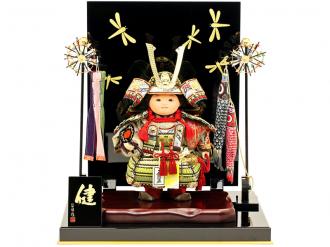 「五月人形 健ちゃんシリーズ・健ちゃん(大鎧着) お祝い飾り」です。
当店・人形広場の工房(人形工房天祥)のオリジナルお五月人形は、人形職人の匠の“公司作”の手づくりのお人形です。
名匠・齊藤公司は、弊社・工房天祥の会長でもあり、経済産業省認定・岩槻人形伝統工芸士、埼玉県認定伝統工芸士、日本人形協会認定・節句人形工芸士です。
●子供の姿のお人形は、大人の武将を模ったものよりも飾りやすいと大人気!
●着用鎧:「正絹の萌黄糸威」、和の粋な印象に仕上げています。
●着用兜:矧ぎ合わせ鉢を用いた高級仕様。
●「鯉のぼり」の脇飾り:お子様も大好きな“鯉のぼり”は、端午の節句を盛り上げます。
●屏風:トンボ柄は、前にしか進まず退かない事から“勝ち虫”と呼ばれる縁起物
甲冑飾りの鎧を再現し、可愛らしくミニチュア化した、本格的・鎧着人形です。