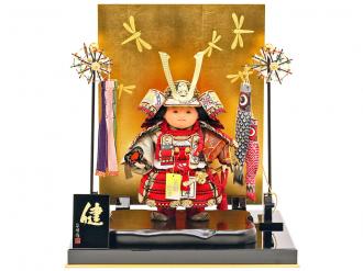 「五月人形 健ちゃんシリーズ・健ちゃん(大鎧着) お祝い飾り」です。 当店・人形広場の工房(人形工房天祥)のオリジナルお五月人形は、人形職人の匠の“公司作”の手づくりのお人形です。 名匠・齊藤公司は、弊社・工房天祥の会長でもあり、経済産業省認定・岩槻人形伝統工芸士、埼玉県認定伝統工芸士、日本人形協会認定・節句人形工芸士です。 武者人形(子供大将)は、健やかなる男児に育って欲しいという願いが込められた、伝統的な節句人形飾りです。 正絹の本仕立て(赤糸威)の鎧を着用した元気いっぱいな子供らしさと優しいお顔が魅力の五月人形飾りです。 また、屏風の“トンボ”柄は、前にしか進まず退かない事から“勝ち虫”と呼ばれる縁起物として、昔から武将などに好まれるモチーフです。 さらに、兜には矧ぎ合わせ鉢という高度な技が必要とする、星鋲を一つ一つ手で植え込んだ高級仕様の兜です。