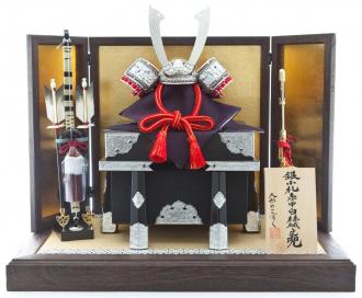 焼桐の台と屏風にシルバー金具の兜
上品に仕上げました。