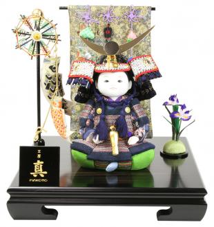 "工房真オリジナルの武者人形「光」が上杉謙信の兜飾りを身につけた可愛らしい飾りです。可愛らしいお顔の武者人形ですが、男らしく勇ましさ感じる上杉謙信の兜がよく似合います。 
※兜飾りは着脱可能です。
作者:工房真
"