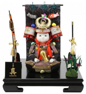 "工房真オリジナルの武者人形「剛」に徳川家康の兜飾りを身につけた可愛らしい飾りです。可愛らしいお顔の武者人形ですが、幕府を作り上げたスケールの大きさを感じる徳川家康の兜がよく似合います。 
※兜飾りは着脱可能です。
作者:工房真
"