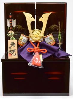 江戸甲冑師の匠　雄山作の兜のコンパクトな収納飾りです。収納箱・屏風は漆器の産地で有名な福島県会津地方の会津塗です。しかも、一品ずつ磨きをかけて、研ぎ出し製法で塗られた会津曙塗です。