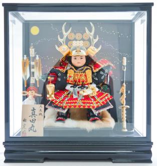男の子の元気な成長と立身出世を願う端午の節句には欠かせない大将人形で、国衆からの大出世で縁起が良い真田デザインです。
お手入れが簡単なケースつき。