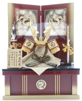 大きく華やかな鍬型が特徴の豪華な兜飾りです。
背の高い屏風は存在感があり、男の子へのお祝いにぴったりです。
飾り台が収納箱になっていますので、収納にも便利と喜ばれ、毎年飾るのに重宝されます。
