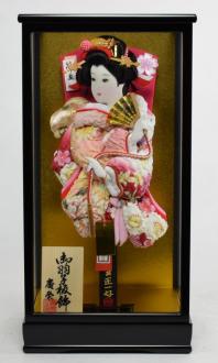 優しげ表情に、上品な情感を醸し出す「匠一好」のお顔です。繊細な筆使いは「節句人形工芸士」の技を凝縮。また、立体的な布地を使用し、その立体感は、やはり「匠」のなせる技でしょう。黒塗ケースと組み合わせ、流行に左右されないシンプルな商品に仕上げました。