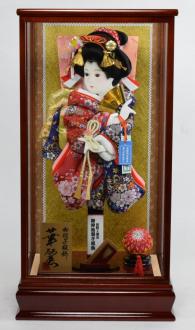 伝統的な色彩の京都西陣金襴の布地を羽子板に施し、優雅で上品な雰囲気を演出しました。ケースにはトラッドなイメージを醸し出す艶あり茶色をあしらい、「伝統の華やかさ」を絶妙なバランスでお楽しみいただけます。