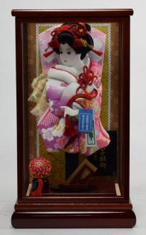 柔らかな色彩の友禅の布地を羽子板に施し、優雅で上品な雰囲気を演出しました。ケースにはトラッドなイメージを醸し出す艶あり茶色をあしらい、「伝統の華やかさ」を絶妙なバランスでお楽しみいただけます。