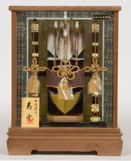 和の木目の美しさを生かし、どのお部屋に飾っても相性抜群の色合いに仕上げた、人気サイズの破魔弓飾りです。天然の鳥の羽根を使用し、気品高い矢羽根。矢尻には、大迫力のデザインの「金箔押仕立て」を施し、クラスを超えた質感を表現します。