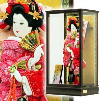 こちらの「“久月”監製 押絵羽子板 胡蝶15号 ケース入り(戸付ケース)」は、正絹かのこ絞りの上質衣装で、代表的なスタイルの柄の一つである「道成寺」です。
能の演目の一幕を模した舞い姿の優美な印象で、「将来幸せになれますように・・・」という意味合いがあるものです。
また、まり飾りは女の子の初正月を祝う羽子板に添えられる事の多いお飾りですが、ただ華やかさを増すためだけでなく、「丸く健やかに美しく育つように」との願いが込められています。
ケースは、戸付ケースで、開き扉となっています。
女の子がお正月に羽根を突いて、その年の厄払いをしたのが今日の美しい羽子板を生み出しました。
お子様の幸せを願うご両親の想いが込められた、女の子のお守りとして受け継がれてきた日本の伝統的縁起物です。