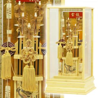 破魔弓の主役はなんと言っても弓と矢です。こちらの「本竹 雲龍17号は、淡い茶色の縞模様が美しい国鳥に指定されているキジホロの羽根を使用した破魔弓です。
デザインやカラーなど和室にも洋室にも合わせやすいタイプのケース入り飾り破魔弓です。
ケースや飾り台などに竹が用いられている、本竹シリーズの破魔弓飾りです。
竹は真っすぐに伸び育つことから、「スクスクと素直に育ちますように」との意味合いがあり、男の子のお節句のモチーフとなることも多いです。
竹の落ちた着いた静けさと優しい色合い・・・爽やかな表情の中に併せもつ粘り強さに、「強く、たくましい男の子に育って欲しい」という願いが込められている縁起の良いセットです。