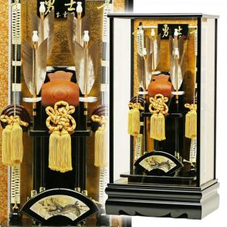 こちらの「勇士16号」は、ガチョウの羽根を使用した弓矢と縁起のよい小槌をセットした破魔弓です。
デザインやカラーなど和室にも洋室にも合わせやすいタイプのケース入り飾り破魔弓です。
また弓矢の手前には龍を配した飾りで、「強く、たくましい男の子に育って欲しい」という願いが込められている豪華なセットです。
上品でスタイリッシュな破魔弓のお正月飾りです。