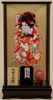 溜塗のケースに赤を基調とした羽子板を用いました。とても落ち着きがありかわいらしい羽子板ケース飾りです。