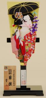 江戸押し絵羽子板むさしや豊山作の羽子板です。
伝統的な藤娘の羽子板です。板のみで飾るタイプなので飾る場所に困りません。