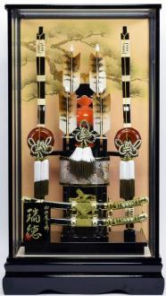 流行に左右されない定番の人気商品で光沢のある木製黒塗ケースの破魔弓飾りです。コンパクトなサイズで、バランスの取れた四ツ矢のデザインは、シンプルな美しさに溢れています。