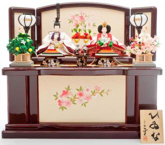 コンパクトにまとめた収納飾りです。
台と屏風に桃の花の刺繍が付いているかわいいセットです。
※お内裏様とお姫様は桐箱に入ります。