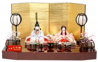 とっても綺麗なお衣装の上品さと、春らしい淡い色合いが可愛らしさを感じる親王飾り。品のある可愛さがポイントのおすすめの商品です。