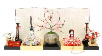 小さな小さな親王様に、省スペース設計の飾り台。豪華な刺繍のお衣装に身を包む可愛らしい親王様、大きな梅の花と白色の素敵な屏風がアクセントとなり、とっても豪華でスタイリッシュな飾りです。