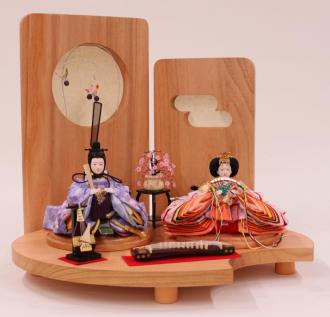 長月オリジナルの月ケ瀬コンパクト親王飾りです。
細部にわたり丁寧なお作りです。
中央には、猫脚台に紅梅を1つ置き上品に飾ってみました。